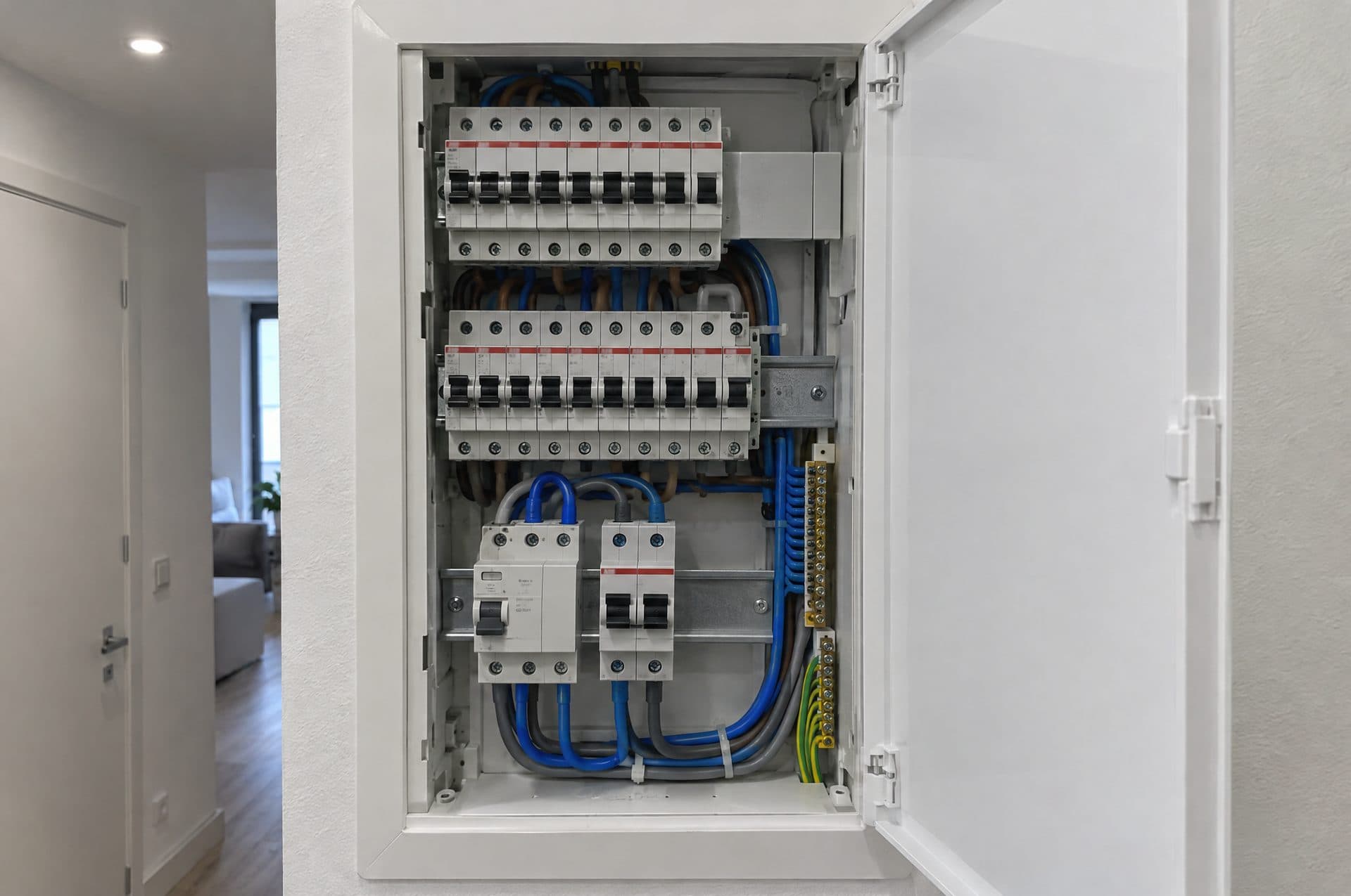 Cuadro eléctrico de una vivienda con una fila nueva de diferencial y magnetotérmico para el circuito del cargador
